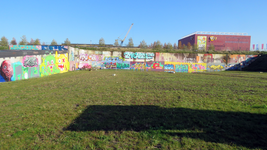 847119 Gezicht op de 'graffitimuur' bij de tijdelijke jongerenplek 'Teen Spot' onder het Berlijnplein bij de ...